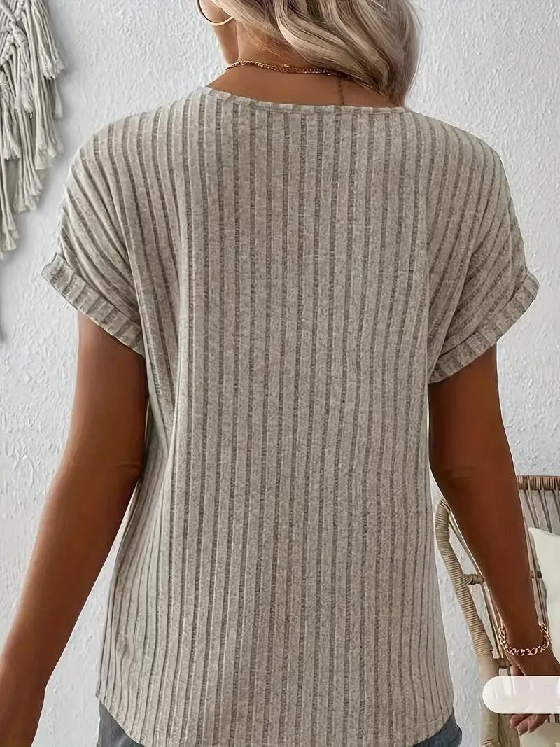 Blusa com Decote em V e Botão Decorativo