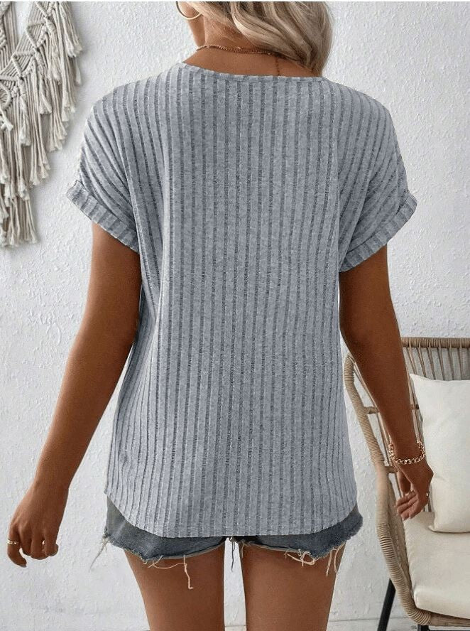 Blusa com Decote em V e Botão Decorativo