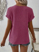 Blusa com Decote em V e Botão Decorativo