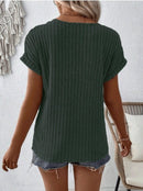 Blusa com Decote em V e Botão Decorativo