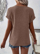 Blusa com Decote em V e Botão Decorativo