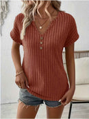 Blusa com Decote em V e Botão Decorativo