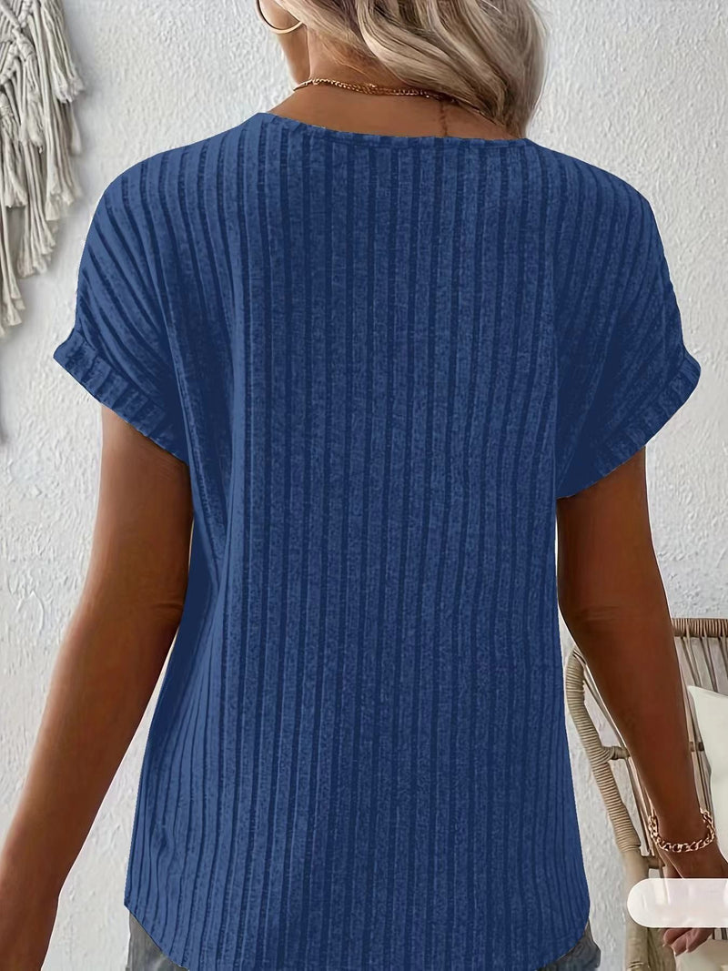 Blusa com Decote em V e Botão Decorativo