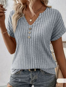 Blusa com Decote em V e Botão Decorativo