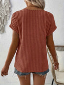 Blusa com Decote em V e Botão Decorativo