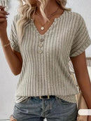 Blusa com Decote em V e Botão Decorativo